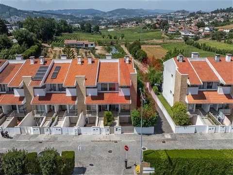 Moradia de Gaveto T3 com Jardim, Churrasqueira e Garagem para 3 Carros | Serzedelo, Guimarães