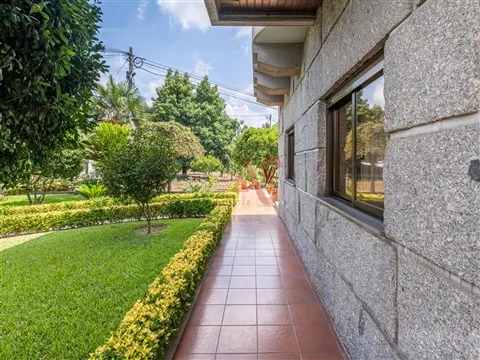 Moradia T7 com Espaço Comercial, Jardim e 3000m² de Terreno | Caramos – Felgueiras