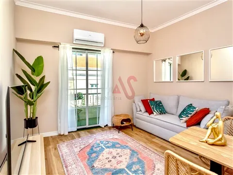 Renovierte Einzimmerwohnung mit Balkon | Silver Arm