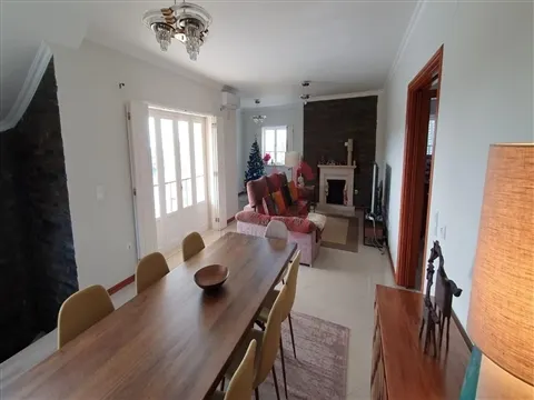 Moradia T5 com Piscina Coberta Aquecida, Garagem e Jardim em Mafra