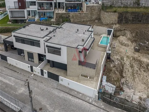 Moradia Geminada T4 Nova com Piscina em Aldão, Guimarães