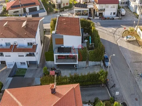Moradia T4 com Suite Master, Jardim e Garagem para 4 carros | Corvite, Guimarães |