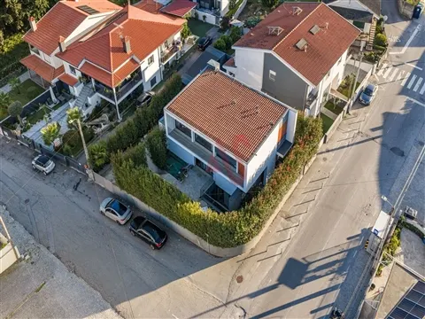 Moradia T4 com Suite Master, Jardim e Garagem para 4 carros | Corvite, Guimarães |