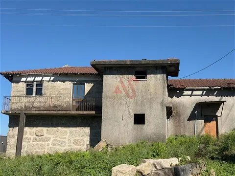 3-ZIMMER-VILLA ZUR RESTAURIERUNG | AZURÉM, GUIMARÃES