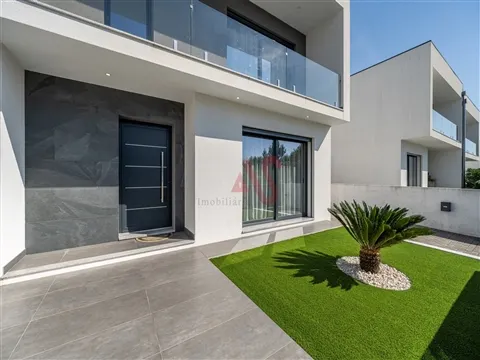 Moradia T3 Semi-Nova em Pias, Lousada
