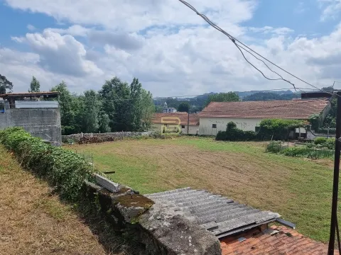 Terrain de 1700 m2 avec bâtiment vacant à récupérer.