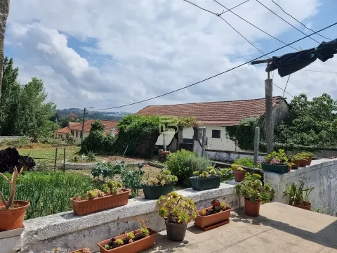 Terrain de 1700 m2 avec bâtiment vacant à récupérer.