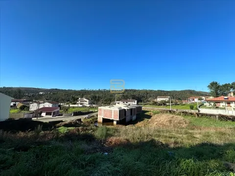 Lote de terreno com 266m2 com projeto aprovado para construção de moradia de 3 pisos e 3 frentes