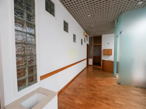 Loja situada numa galeria comercial, rodeada de todos os tipos de comércio e transportes públicos.