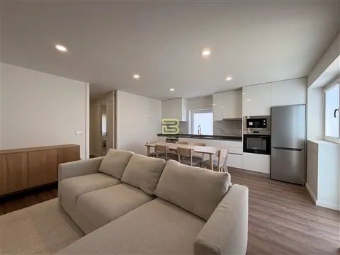 APARTAMENTO T2 totalmente RENOVADO, cozinha em OPEN SPACE, 2 Lugares de Estacionamento Privados