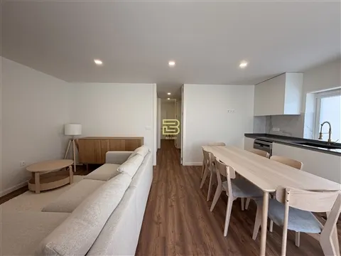 APARTAMENTO T2 totalmente RENOVADO, cozinha em OPEN SPACE, 2 Lugares de Estacionamento Privados