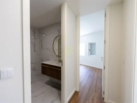 APARTAMENTO T2 totalmente RENOVADO, cozinha em OPEN SPACE, 2 Lugares de Estacionamento Privados