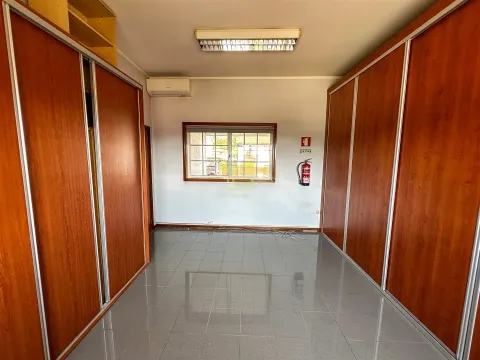 Loja para Arrendamento em Gondomar. Espaço com Receção, Sala em Open Space, dois Gabinetes.