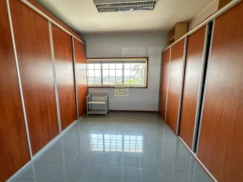 Loja para Arrendamento em Gondomar. Espaço com Receção, Sala em Open Space, dois Gabinetes.