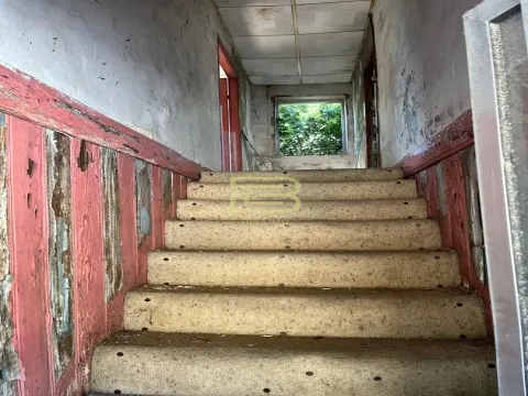 CASA em PEDRA com TERRENO para RECUPERAR ao Seu Gosto!