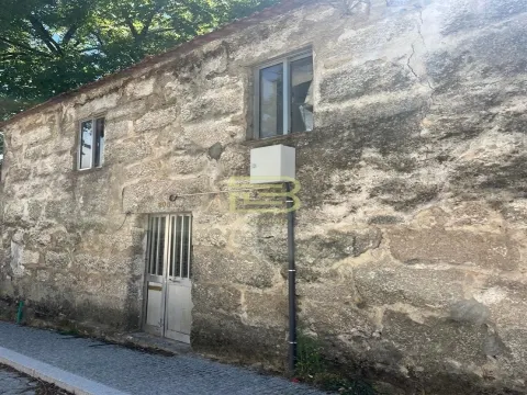 CASA em PEDRA com TERRENO para RECUPERAR ao Seu Gosto!