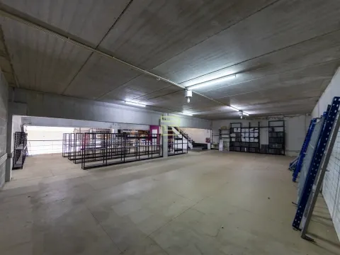 WAREHOUSE with 374m², for SALE, in the INDUSTRIAL ZONE of ERMESINDE