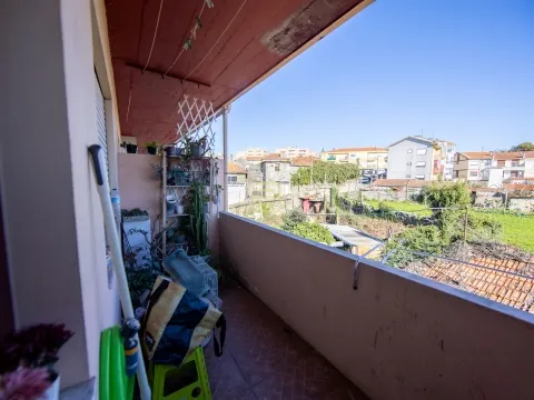 T2 com 2 frentes, varanda em Santegãos, Rio Tinto, situado no 2.º andar de um edifício com elevador.