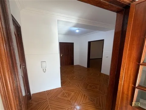 T3 EM REMODELAÇÃO COM GARAGEM BOX, VARANDA E LAREIRA | METRO A 10 MIN. A PÉ | RIO TINTO