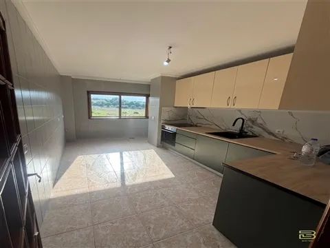 T3 EM REMODELAÇÃO COM GARAGEM BOX, VARANDA E LAREIRA | METRO A 10 MIN. A PÉ | RIO TINTO