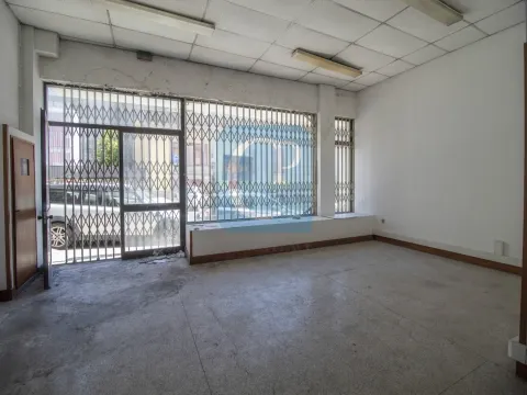 Loja para arrendamento, próxima da Rua de Camões