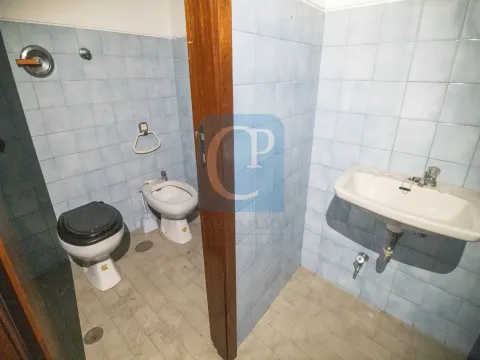 Loja para arrendamento, próxima da Rua de Camões