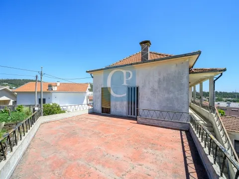 House to restore in Baguim do Monte