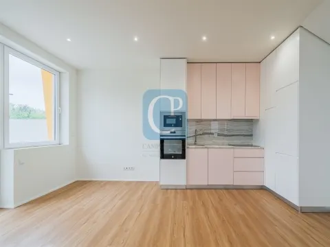 Moradia T3 com três frentes à Praça Velásquez, Porto