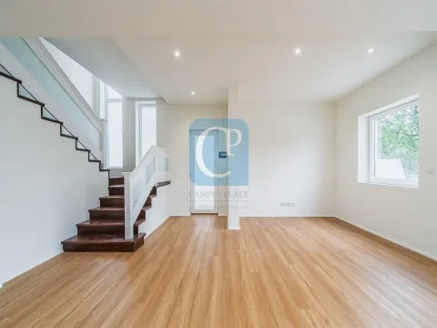 Moradia T3 com três frentes à Praça Velásquez, Porto