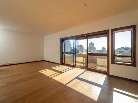 Apartamento T2 com varanda, na Boavista