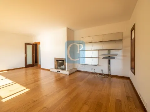 Apartamento T2 com varanda, na Boavista
