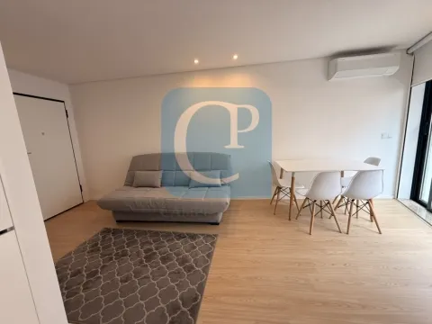 Apartamento T0 com varanda e garagem em Leça da Palmeira