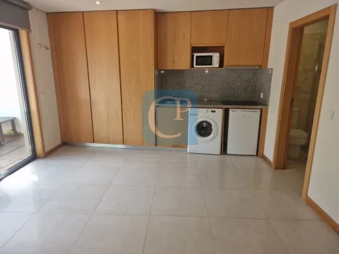 Apartamento T0 com varanda à Praça Flores, Porto