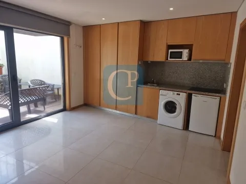Apartamento T0 com varanda à Praça Flores, Porto
