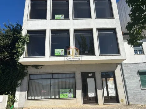 Prédio de 3 Pisos com comércio no Rés do Chão + 2 T1 - Centro de Sabugal