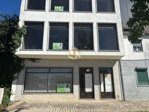 Prédio de 3 Pisos com comércio no Rés do Chão + 2 T1 - Centro de Sabugal