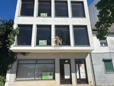 Prédio de 3 Pisos com comércio no Rés do Chão + 2 T1 - Centro de Sabugal