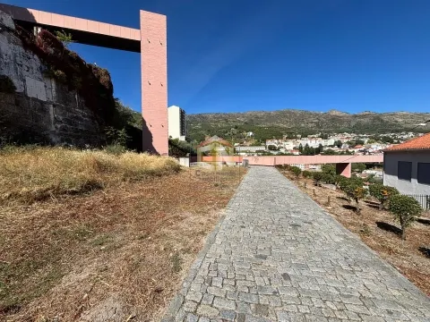 Lote de Terreno para construção com Projeto Aprovado  - 8 Frações