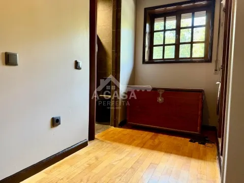 Moradia T4 em Banda com garagem para 1 carro e aparcamento em Mosteirô