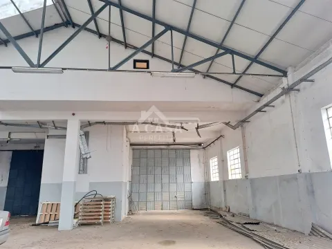 Armazém com 910 m2 inserido num terreno com a área total de 2.780 m2 em São Miguel do Souto