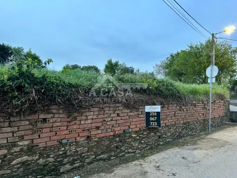 Terreno para construção de 1221 m2 com cerca de 20 m de frente em Canelas