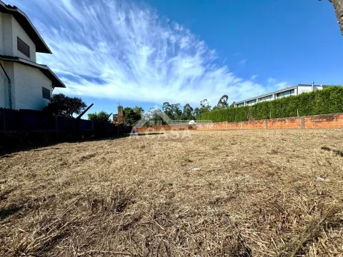 Terreno para construção de 814 m2 murado e com cerca de 20 m de frente em São Miguel do Souto