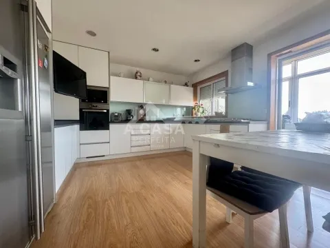 Apartamento T4 com elevador e garagem para 1 carro no centro