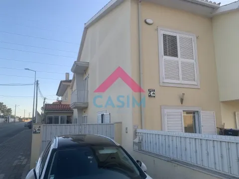 Moradia T2+1 Triplex com 2 Suites e Sótão aproveitado – Redondos, Fernão Ferro