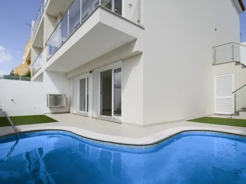 Moradia Moderna com Piscina a 5 Minutos das Praias de Altura