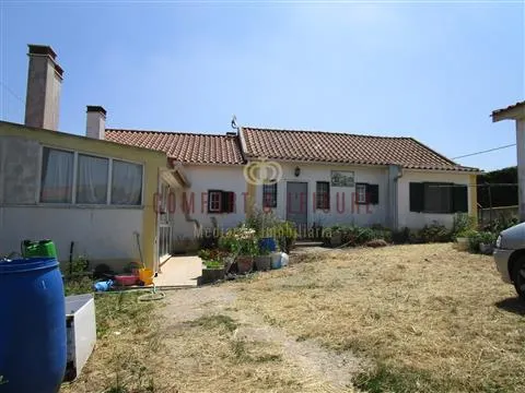 Ferme avec 2.8 ha bien situé à 7 minutes de la ville de Torres Vedras