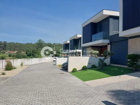 Moradia T3 em condomínio fechado em Creixomil, Barcelos