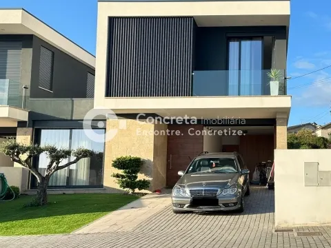 Moradia T3 em condomínio fechado em Creixomil, Barcelos