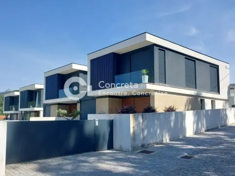 Moradia T3 em condomínio fechado em Creixomil, Barcelos