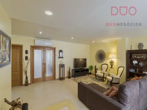 Moradia T4+1 à venda no Montijo